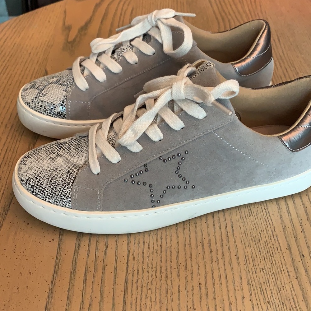 Women’s White Raven Fashion Sneaker Sz 7